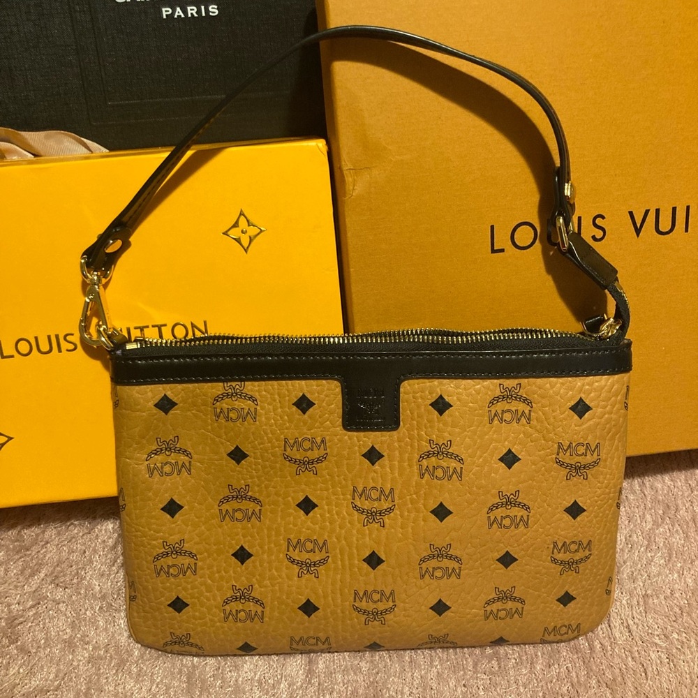 MCM POUCH 💯AUTHENTIC